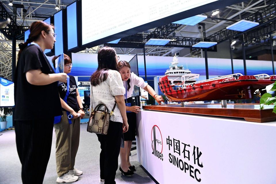 Energie dominierte bereits im Geschäftsjahr 2021, das kurz nach der russischen Invasion der Ukraine endete, die Liste der größten Unternehmen der Welt. Entsprechend ist Energie sogar noch wichtiger geworden im Ranking. Sinopec, ein chinesisches Erdgas- und Mineralölunternehmen mit Sitz in Peking, belegte dabei mit umgerechnet 471 Mrd. Dollar Rang sechs. Im Jahr zuvor war es noch Platz fünf.