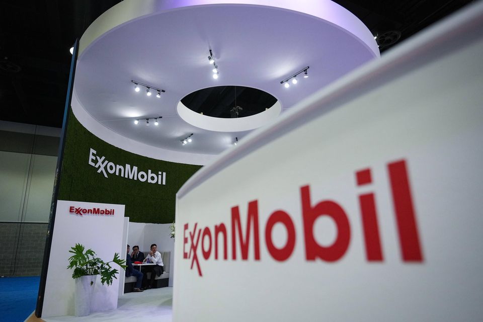 Ausdruck des russischen Angriffskrieges auf die Ukraine ist das Aufrücken von ExxonMobil in die Top 10 der Fortune 500. Weil die Preise für Energie so in die Höhe schnellten, die Verbraucherinnen und Verbraucher aber kaum ausweichen konnten, fielen die Umsätze für Energiekonzerne entsprechend gut aus. Im Fall von ExxonMobil lag der Umsatz dabei bei rund 413 Mrd. US-Dollar – Platz sieben im Ranking.