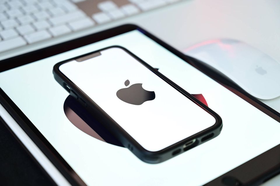 Das nach Marktkapitalisierung stärkste Unternehmen der Welt, Apple, kommt beim Umsatz nur auf Rang acht. 2022 nahm die Firma aus Cupertino insgesamt 394 Mrd. US-Dollar ein, verzeichnete allerdings einen Nettogewinn von immerhin von 94,7 Mrd. Dollar. Das spricht für eine extrem gute Kostendisziplin und Skaleneffekte. Im Fortune-Ranking spielte Apple allerdings noch nie eine besonders große Rolle. Auch im Jahr zuvor reichte es nur für Platz sieben.