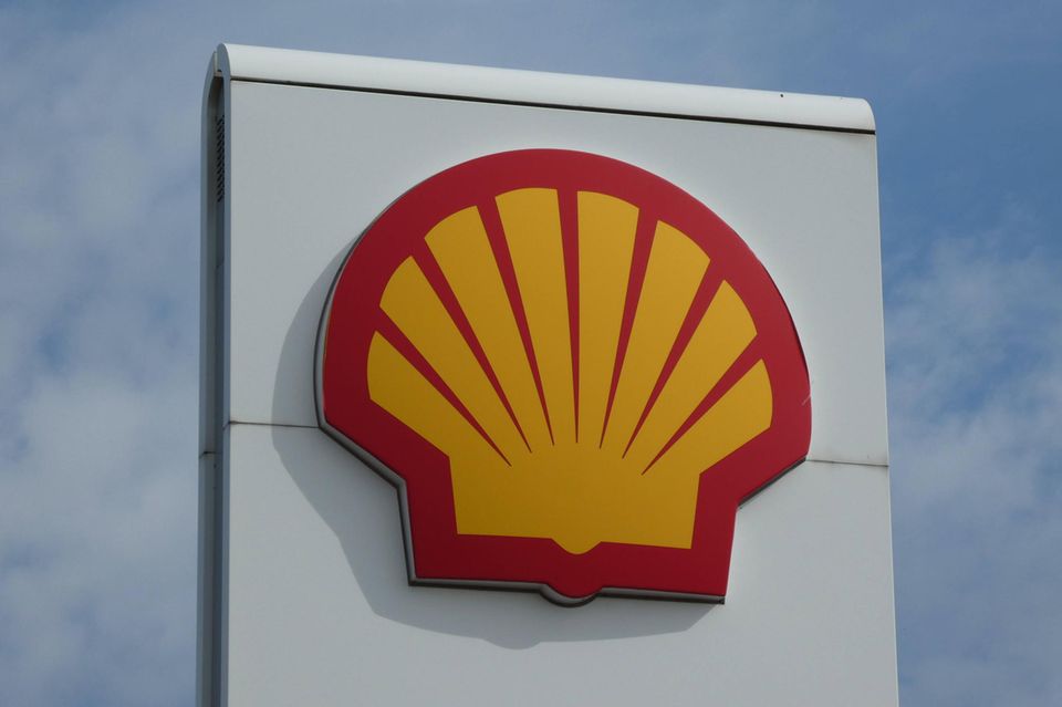 Shell, der größte Ölkonzern Europas, verzeichnete allein im besonders kritischen zweiten Quartal 2022 ganze 17,6 Mrd. Euro Gewinn – und damit fünfmal so viel wie im zweiten Quartal 2021. Im Gesamtjahr 2022 kam das Unternehmen auf einen Umsatz von 386 Mrd. US-Dollar. Damit landet Shell auf Platz neun in der Fortune 500-Liste.
