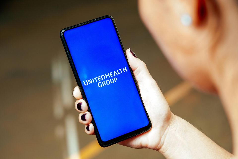 Gesundheit ist ein riesiges Geschäft – und zu den Größten unter Riesen zählt die United Health Group aus den USA. Der größte Anbieter von Krankenversicherungen der USA steigerte seinen Umsatz 2022 um 12,9 Prozent auf 324 Mrd. Dollar. Davon blieben immerhin 20 Milliarden als reiner Gewinn hängen. In der Top 10 des Fortune 500-Rankings ist die United Health Group damit das einzige Gesundheitsunternehmen. 2020, zu Corona-Zeiten, waren noch vier Health-Unternehmen unter den Top 10. Jetzt wird es von Energieunternehmen geprägt, die im Zuge des Ukrainekrieges von steigenden Preisen profitiert haben.