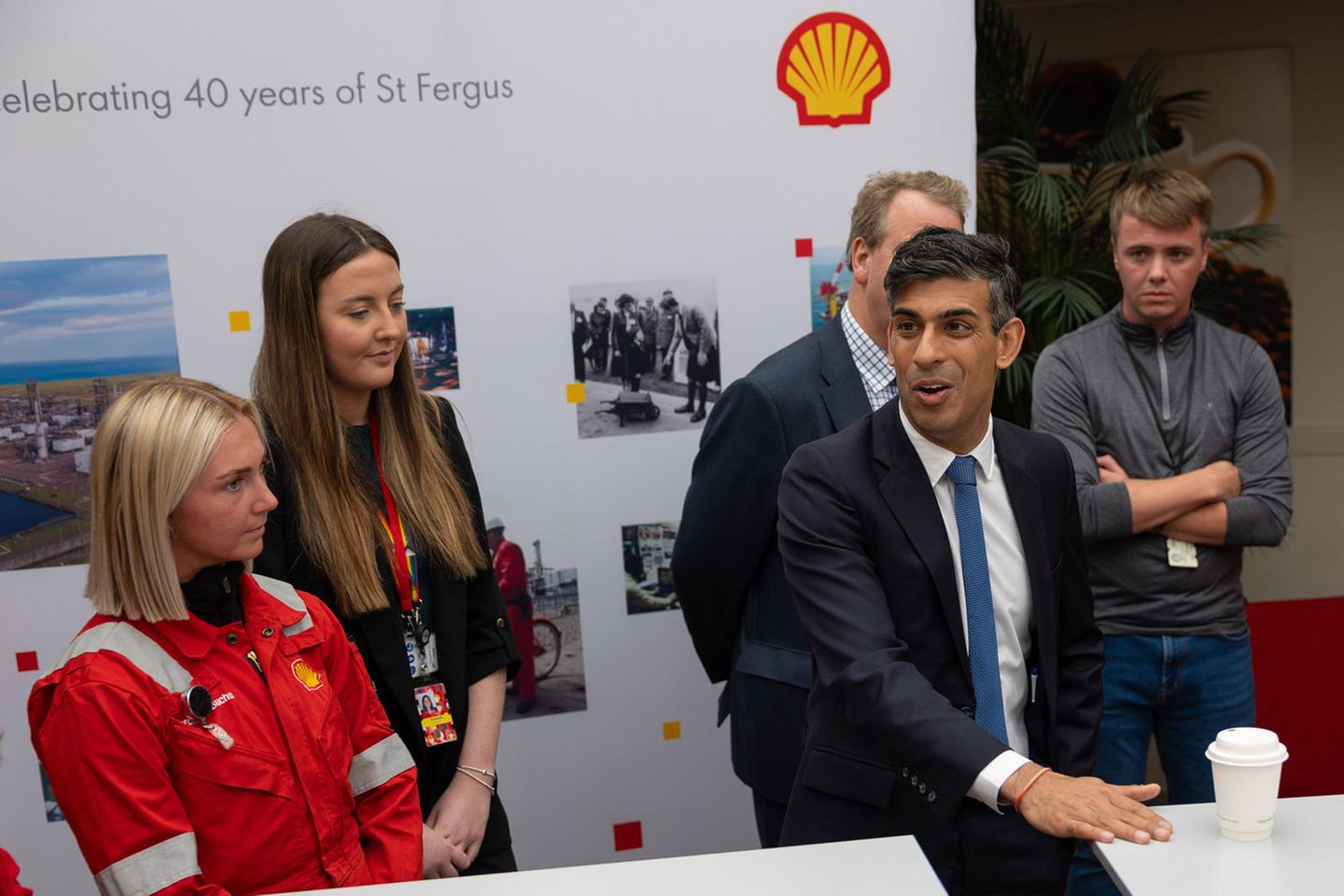 Rishi Sunak spricht mit jungen Mitarbeiterinnen und Mitarbeitern eines Gaskraftwerks