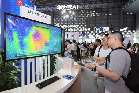 Besucher der World Artificial Intelligence Conference informieren sich über Huaweis „Pangu Weather“