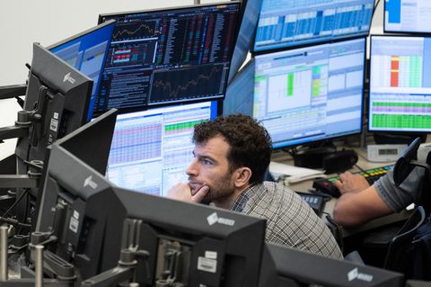 Ein Aktienhändler verfolgt die Kursentwicklung auf seinen Monitoren im Handelssaal der Deutschen Börse