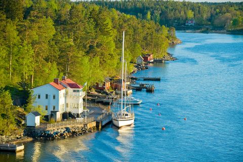 Segelboot vor einem Haus an der schwedischen Ostsee