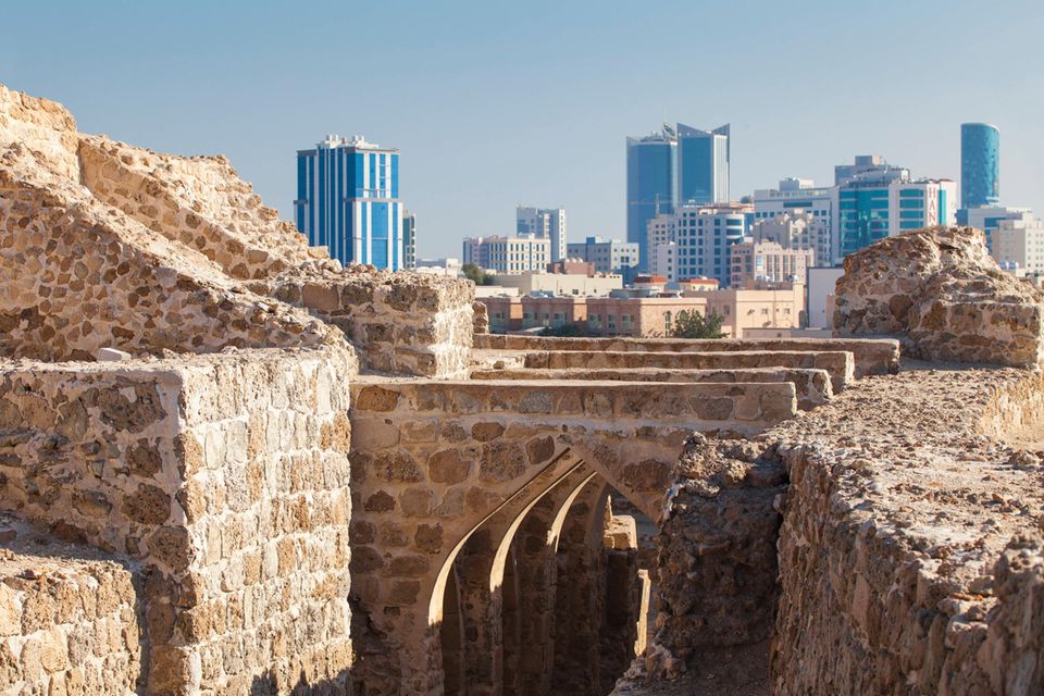 Auch in repressiven Staaten lässt es sich für viele Expats gut leben – solange man hier nicht Wanderarbeiter dazu zählt. Bahrain hat im Ranking „Expat Insider 2023“ einen Sprung nach oben gemacht. Das Königreich am Persischen Golf , dessen Premierminister der Sohn des Königs ist, verbesserte sich in der Umfrage vom 15. auf den neunten Platz. Dabei half insbesondere der weltweit erste Platz in der Kategorie „Essentials“. So erleichtert die digitale Infrastruktur Behördengänge. 82 Prozent der befragten Expats lobten die einheimische Bevölkerung als generell freundlich (weltweit: 65 Prozent). Hohe Mieten und lange Arbeitszeiten sorgten im Ranking hingegen für Abstriche.