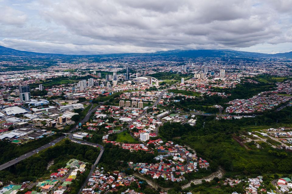 Der Start in der neuen Heimat fällt Auswanderern häufig besonders schwer. Costa Rica und seine freundlichen Einwohner machen es Expats hingegen leicht. Das wurde im Ranking mit Platz sieben in der Kategorie „Eingewöhnung im Ausland“ belohnt. Auch mit der Kultur des mittelamerikanischen Landes kamen die Neulingen schnell zurecht (Platz drei). Dafür mussten Expats hier ebenfalls Abstriche bei der Karriere machen (Platz 49). Die prächtige Natur und das meist gute Wetter wurden im Index zur Lebensqualität (Platz 22) unter anderem durch den schlechten Zustand der Straßen (Platz 50) getrübt. Am Ende ergab sich Platz sieben für Costa Rica. Es war im Ranking 2022 nicht vertreten gewesen, vermutlich wegen einer zu geringen Anzahl von Teilnehmern. 50 Expats waren Pflicht, damit ein Land berücksichtigt wurde. 2021 erfüllte Costa Rica diese Voraussetzung und landete sogar auf Platz drei der besten Länder für Expats.