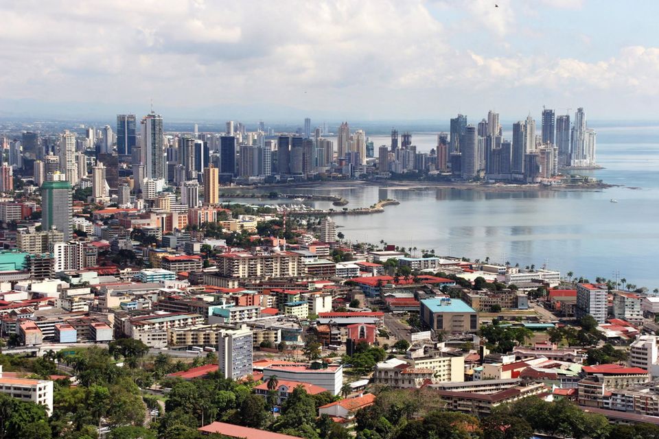 Panama wurde 2023 zum Überflieger unter den besten Ländern für Expats. In den Vorjahren hatte sich das zentralamerikanische Land nicht für das Ranking qualifiziert. 2023 aber reklamierte es Platz drei für sich. „Panama: Wo man sich ganz wie zu Hause fühlen kann“, lobte InterNations die leichte Eingewöhnung für Ausländer. Bei den persönlichen Finanzen kam das Land auf den weltweit achten Platz. Auch Wetter und Luftqualität stimmten nach Ansicht der Expats. Doch dort galt ebenfalls: Wer seine Karriere im Ausland vorantreiben möchte, wählt vermutlich ein anderes Ziel. „Der lokale Arbeitsmarkt (47.) und die wenig sicheren Arbeitsplätze (45.) stechen besonders negativ hervor“, warnte InterNations.