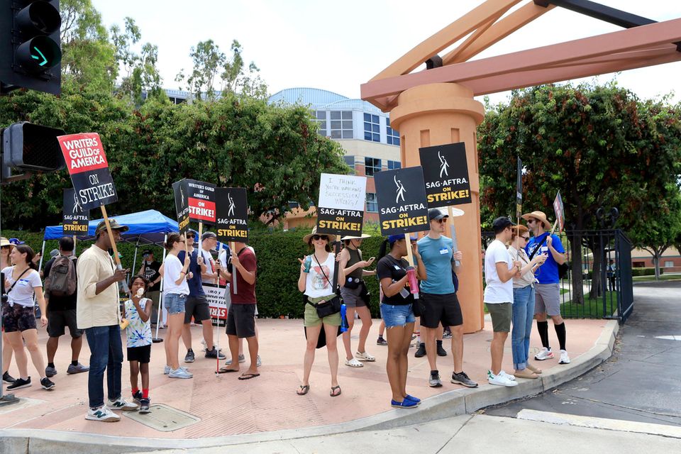 Disney steht im Zentrum des historischen Streiks von Drehbuchautoren und Schauspielern, der seit Sommer 2023 Hollywood weitgehend lahmlegt. Die Streikenden fordern nicht nur faire Bezahlung. Sie wollen Grenzen für den Einsatz künstlicher Intelligenz erstreiten. Die könnte, nach der Vorstellung einiger Manager,  Drehbücher schreiben oder Darsteller im Hintergrund von Szenen generieren. Vor dem Hintergrund der Streiks kündigte der Mutterkonzern von „Star Wars“ und Avengers drei Runden von Kündigungen an, beginnend im März. Bis Ende Mai wurden rund 7000 Angestellte entlassen. Das waren laut „Variety“ rund 3,2 Prozent aller Beschäftigten in den USA. Disney hat im Machtkampf mit dem republikanischen Gouverneur Ron DeSantis in Florida auch den Bau eines milliardenschweren Campus für Mitarbeiter gestrichen.