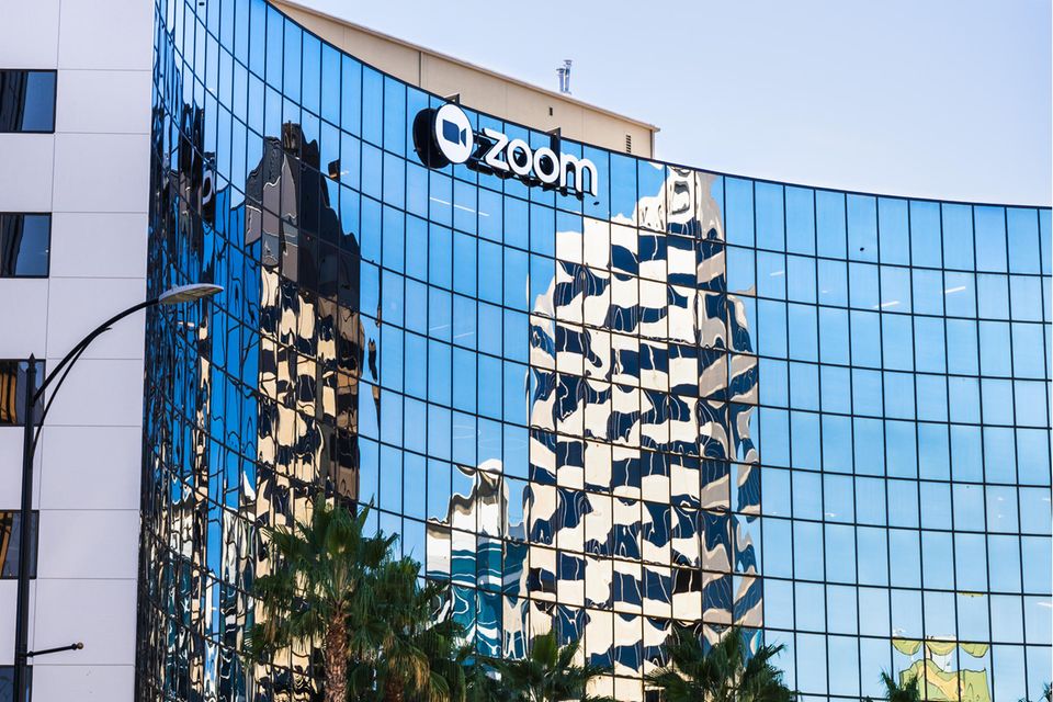 Der Boom aus der Coronapandemie bewahrt auch die Beschäftigten von Zoom nicht vor Massenentlassungen. Der Videokonferenzanbieter teilte im Februar mit, 15 Prozent der Beschäftigten zu kündigen. Das waren etwa 1300 Menschen.