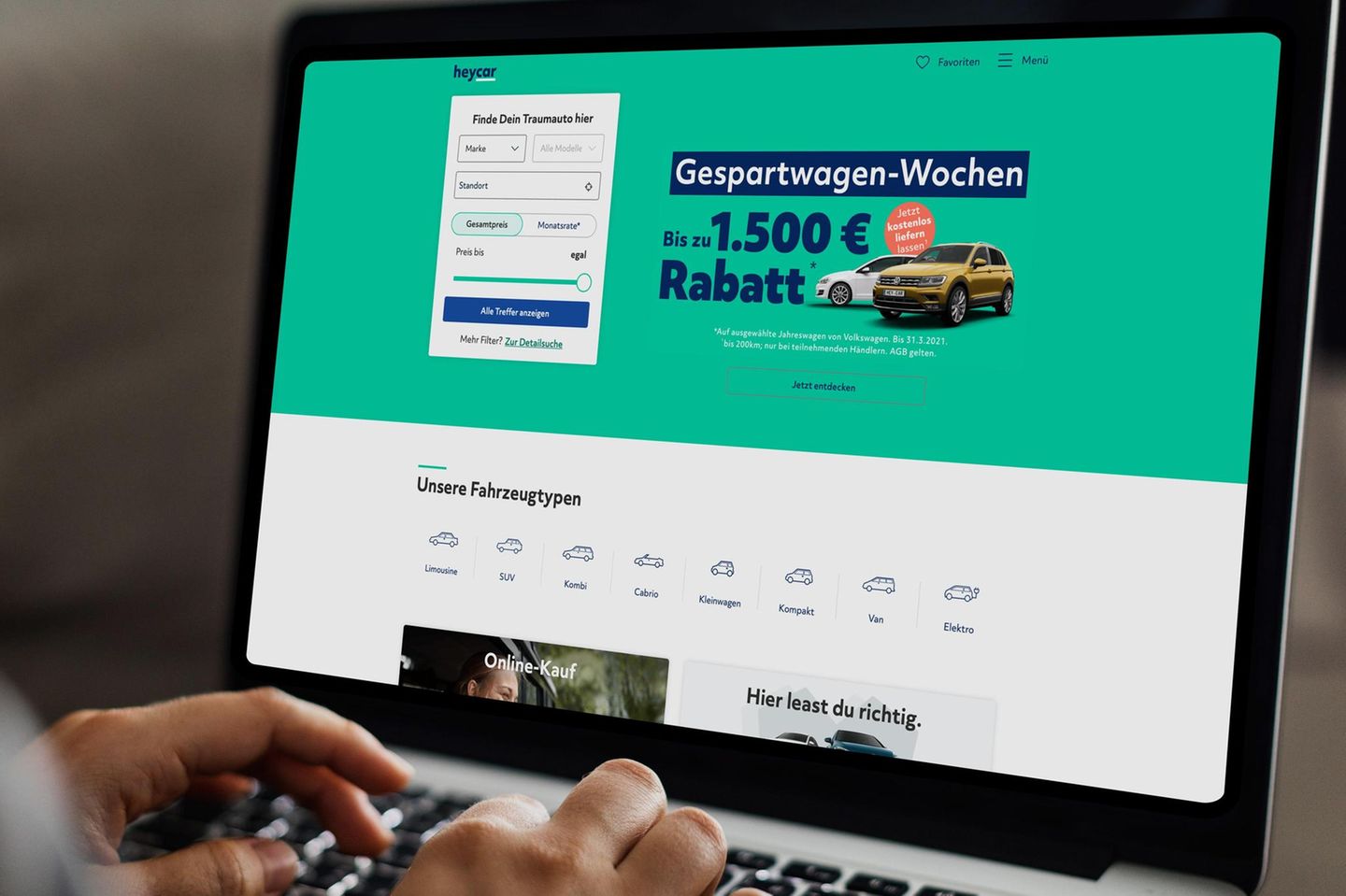 Auf einem Notebook ist die Webseite von Heycar geöffnet