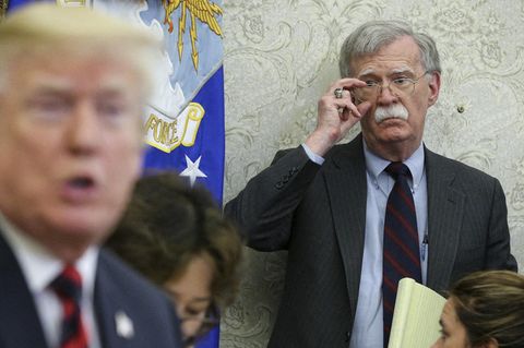 John Bolton beobachtet Donald Trump