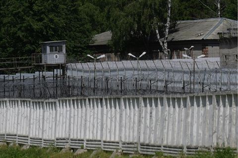 Mauern und Zäune umgeben die Strafkolonie IK-6