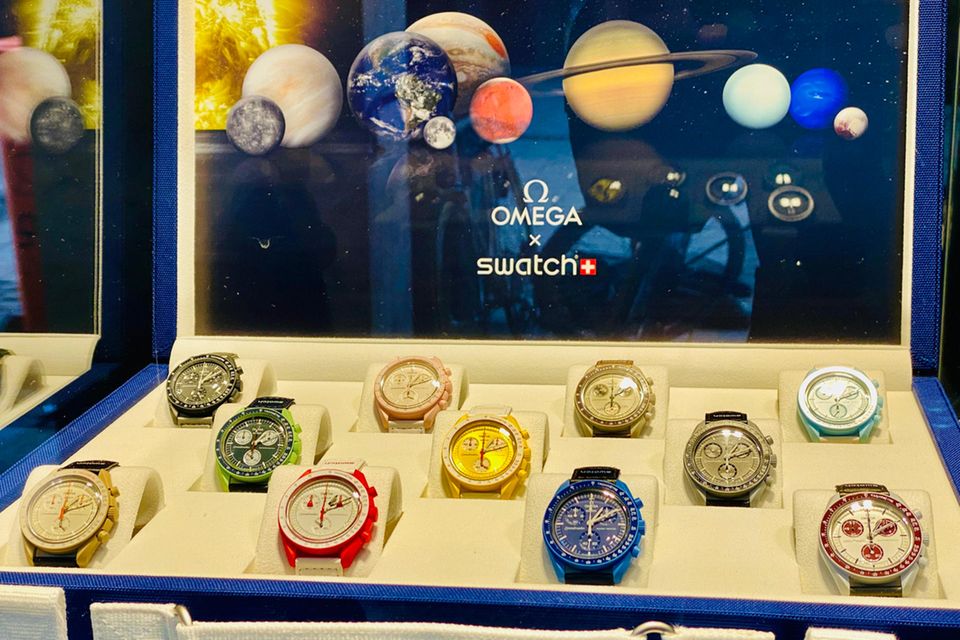 Koffer mit Uhren aus der Kooperation von Swatch mit Omega