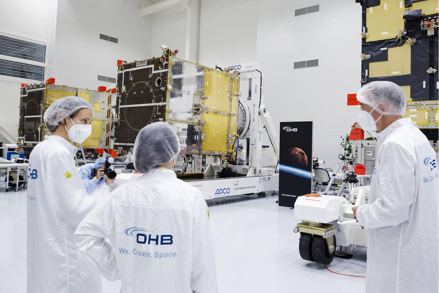 Seit 1985 ist das börsennotierte Unternehmen OHB aktiv in der Raumfahrt – hier beim Bau eines Wettersatelliten