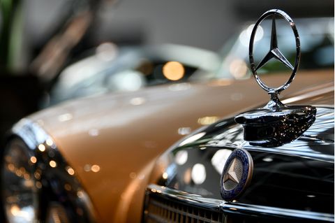 Der Mercedes-Stern prankt auf einem schwarzen Fahrzeug