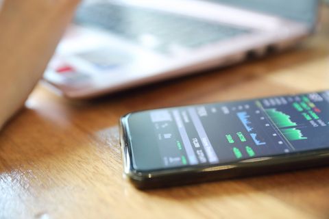 Aktien lassen sich heute bequem mit dem Smartphone handeln
