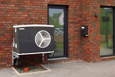 Eine Luft-Wärmepumpe der Firma Stiebel Eltron steht am Neubau eines Einfamilienhauses