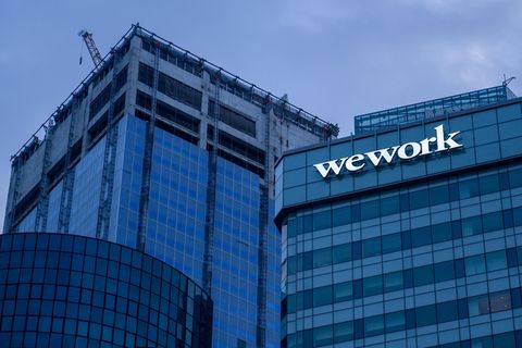 Ein Gebäude mit WeWork-Schriftzug in Singapur
