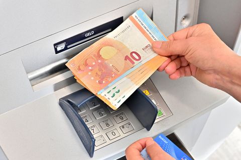 Geld abheben am Bankautomaten