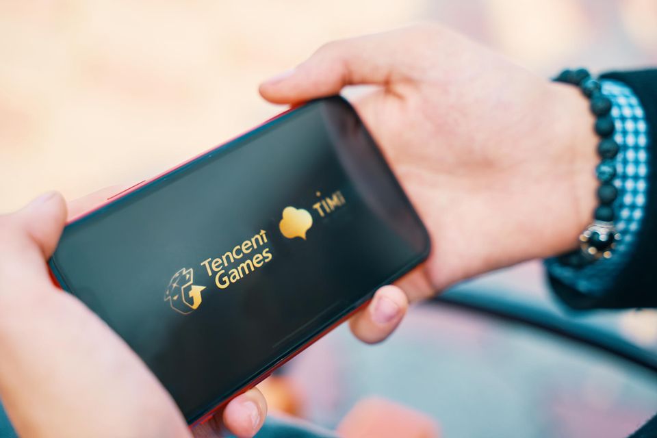 Der Online-Gigant Tencent gehört zu den wertvollsten Unternehmen der Welt, gemessen am Börsenwert. Gaming spielt dabei in der Expansionsstrategie des Firmenchefs Ma Huateng eine entscheidende Rolle. Tencent entwickelt Spiele in großem Maßstab selbst und investiert in ausländische Entwickler. Der Games-Bereich erwirtschaftete dem Ranking zufolge 2022 einen Umsatz von umgerechnet 24,8 Mrd. Dollar. „Der Anteil von Videospielen am Gesamtumsatz von Tencent betrug rund 31 Prozent“, meldete Statista. Den ersten Platz aus dem Ranking für 2021 musste Tencent demnach aber an einen Konkurrenten aus Japan abtreten.