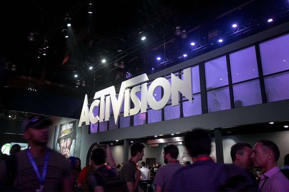 Asien und die USA dominieren das Ranking der größten Gaminganbieter der Welt. Auf dem siebten Platz landete Activision Blizzard mit einem Jahresumsatz von zuletzt 7,5 Mrd. Dollar. Auch dieser Branchenriese entstand in seiner heutigen Form im ersten Jahrzehnt des 21. Jahrhunderts durch eine Fusion. Das Vorgängerunternehmen wurde 1979 von vier ehemaligen Atari-Spieleentwicklern gegründet. Kronjuwel des Herstellers ist die Reihe von Spielen zur Skateboard-Legende Tony Hawk. Im Januar 2022 wurde bekannt, dass Microsoft das Unternehmen aus dem kalifornischen Santa Monica kaufen will. In Medienberichten war die Rede von einem Kaufpreis von rund 69 Mrd. Dollar. Bedenken von Wettbewerbshütern in den USA und im Vereinigten Königreich verzögerten die Übernahme zunächst. Im Juli 2023 setzte sich Microsoft in den USA durch.