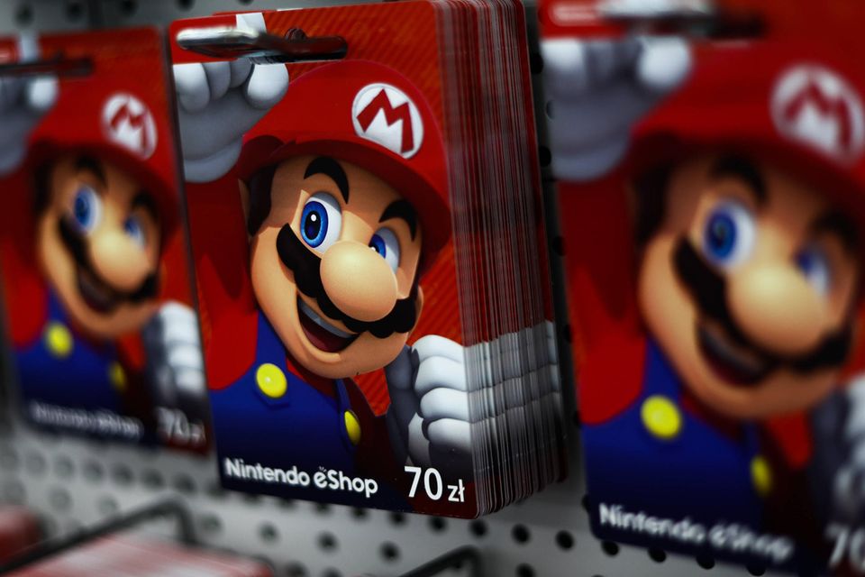 Was 1889 mit Spielkarten begann, entwickelte sich zur bekanntesten rein auf Videospiele spezialisierten Marke der Welt. Vom Game Boy bis Switch schaffte es Nintendo in all den Jahrzehnten, relevant zu bleiben. Mit Pokémon und „The Legend of Zelda“ gehören zahlreiche der Gaming-Ikonen zu dem japanischen Unternehmen. Super Mario feierte jüngst auch im Kino Erfolge. Statista führte Nintendo mit einem Jahresumsatz in Höhe von 14 Mrd. Dollar auf Platz vier der größten Gaming-Hersteller.