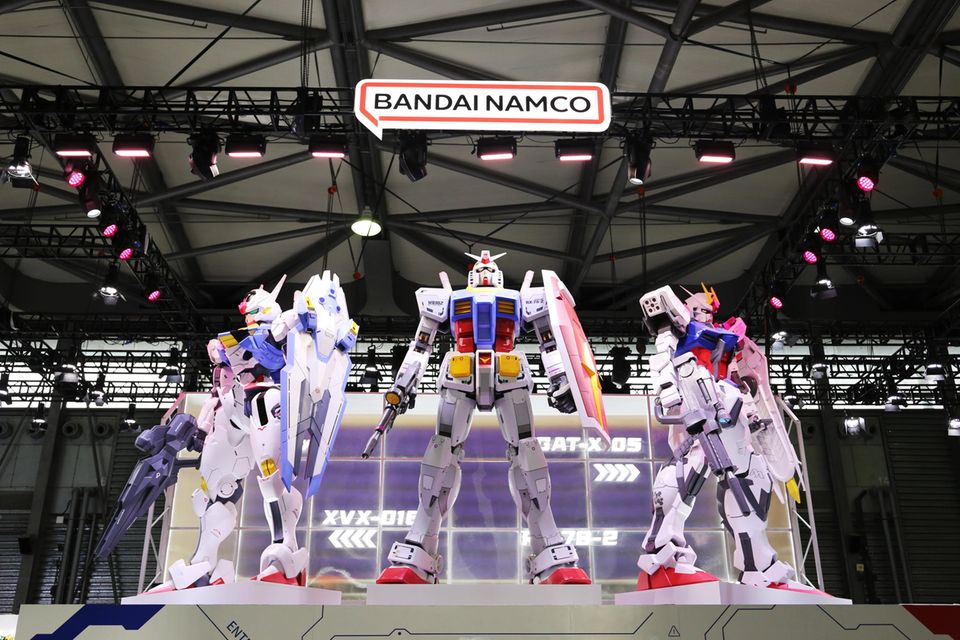 Japan war wegweisend in der Entwicklung von Videospielen. Bandai Namco ging 2016 aus der Fusion zweier in den 50er-Jahren gegründeten Firmen aus Tokio hervor. Zu den Klassikern im Portfolio zählen der Spielhallen-Klassiker Pac-Man sowie Tekken. Der Umsatz mit Games belief sich laut Statista im Fiskaljahr 2022 auf 7,3 Mrd. Dollar. Damit lag Bandai Namco der Analyse zufolge auf Platz acht der größten börsennotierten Unternehmen der Branche.