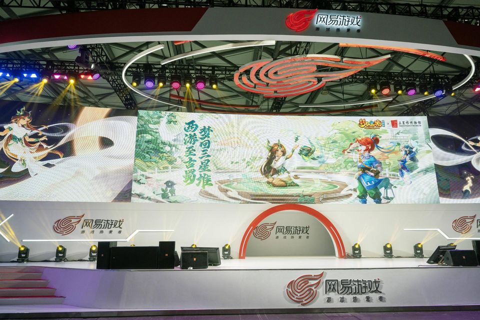 Gaming ist in China besonders populär. So populär, dass die kommunistische Zentralregierung immer wieder mit Verboten insbesondere für Kinder und Jugendliche für Schlagzeilen sorgt. NetEase gehört zu den führenden chinesischen Internettechnologieunternehmen. Es ist im Gaming-Sektor spezialisiert auf Gratis-Spiele, bei denen Nutzer zu geringen Beträgen Gegenstände oder Dienstleistungen kaufen können. Dieser Geschäftsbereich erwirtschaftete laut der Analyse zuletzt 13 Mrd. Dollar.