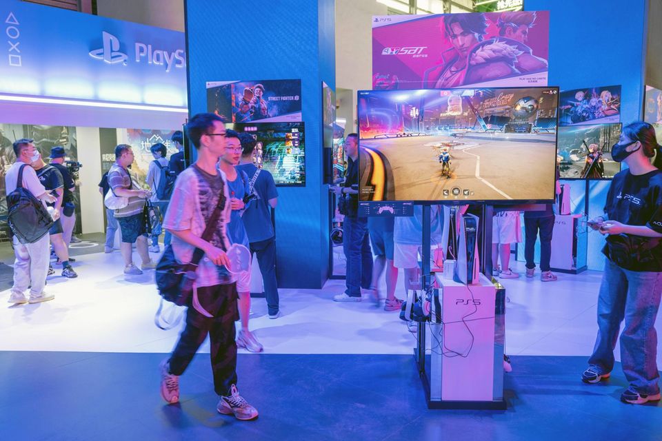 Sony war 2022 im Gaminggeschäft die klare Nummer eins. Der Umsatz in dieser Sparte belief sich den Angaben zufolge auf 26,6 Mrd. Dollar. Das war fast doppelt so viel wie das Ergebnis von Nintendo auf Platz vier. Der Mutterkonzern der Playstation profitiert dabei laut der Analyse von Synergieeffekten innerhalb des Konglomerats: „Die Unternehmen mit den höchsten Umsätzen mit Videospielen sind auch jene, die sich für ihren finanziellen Erfolg nicht nur auf eine Säule verlassen“, hieß es zu dem Ranking. Wer hier Google und Apple vermisst: Statista berücksichtigte sie nicht, da die Erträge aus dem Gamingbereich in den Geschäftsberichten nicht separat ausgewiesen würden. Hier handele es sich in der Regel auch lediglich um Umsätze aus den jeweiligen App-Stores.