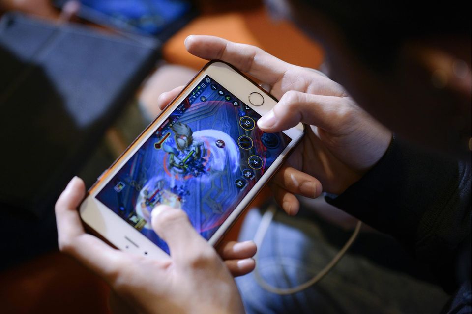Garena ist eine Plattform für Videospiele aus Singapur. Dahinter steht die Aktiengesellschaft Sea Limited, auch bekannt als Sea Group. Sie setzte laut Statista im Geschäftsjahr 2022 umgerechnet rund 12,4 Milliarden Dollar mit Games um. Das bedeutete im weltweiten Vergleich Platz sechs.