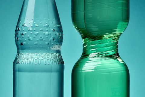 Eine Mehrwegflasche steht neben einer Einwegflasche