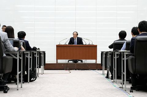 Notenbankchef Kazuo Ueda spricht zur Presse