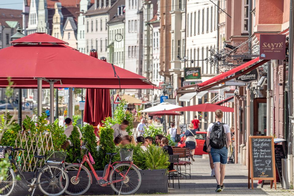 Noch sind die Fußgängerzonen belebt und die Tische voll besetzt. Das wird sich ändern, warnt das Gaststättengewerbe, wenn bald die alte Mehrwertsteuer wieder gilt.