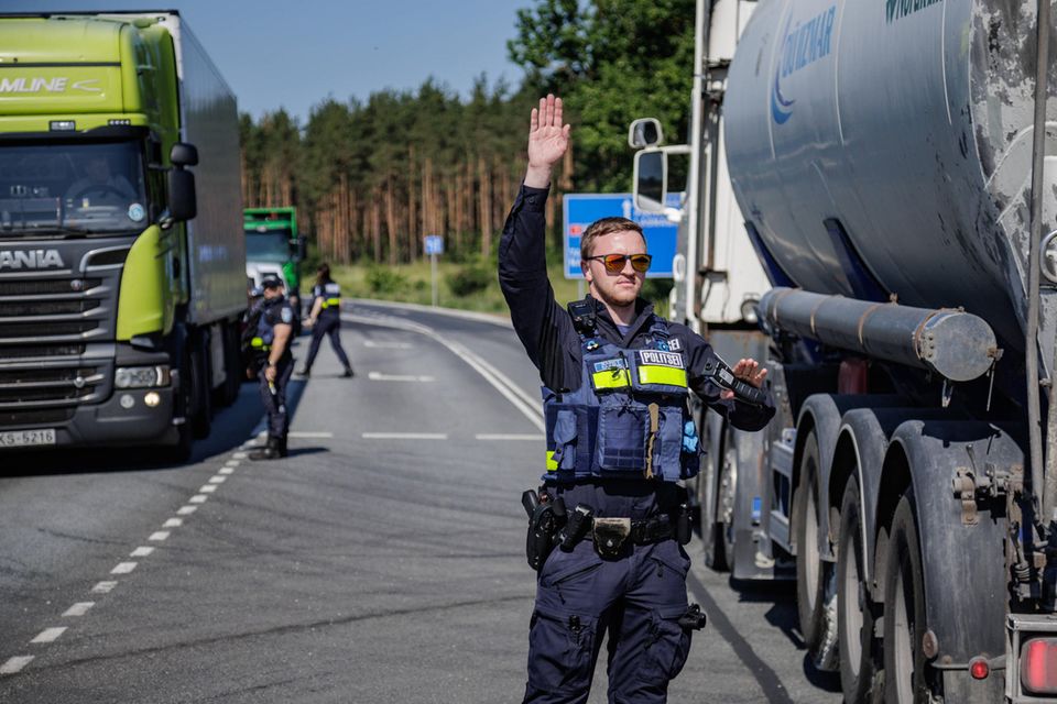 In den meisten OECD-Ländern ist die Größe des öffentlichen Sektors über die Jahre stabil geblieben. Estland hat den Anteil der Staatsdiener hingegen deutlich ausgebaut. Er belief sich 2007 auf rund 20 Prozent. 2021 waren es schon 23 Prozent. Estland eröffnete damit die Top 5 der OECD-Länder mit dem größten öffentlichen Sektor.