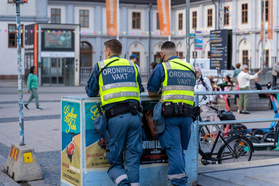 Skandinavische Länder dominieren im Bürokratie-Ranking die Spitzengruppe. Vor Dänemark und Finnland rangierte Schweden in der OECD auf Platz zwei. Dort arbeiteten laut der Datenbank rund 29 Prozent der Beschäftigten im öffentlichen Sektor. Schweden hatte 2007 mit knapp 31 Prozent noch an der Spitze der OECD-Länder gelegen.