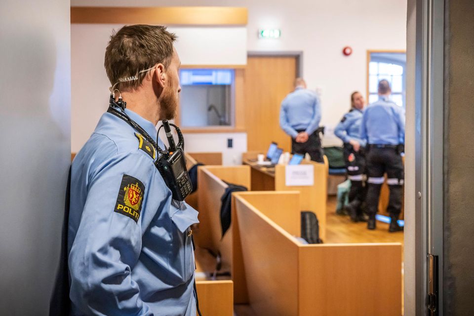 Norwegen war 2021 an rund 75 Unternehmen mit insgesamt etwa 335.000 Beschäftigten beteiligt. Das klingt zunächst nicht nach viel, relativiert sich aber schnell angesichts der Bevölkerungsgröße von etwa 5,4 Millionen Menschen. Ob Energiesektor oder Rentenfonds: Der norwegische Staat ist ein massiver Player in seiner Volkswirtschaft. Im Ranking zum öffentlichen Sektor kam er mit 31 Prozent auf Platz eins. 2007 hatte Norwegen noch bei knapp 29 Prozent gelegen.