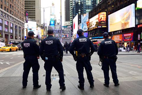 Polizisten patrouillieren auf dem New Yorker Times Square