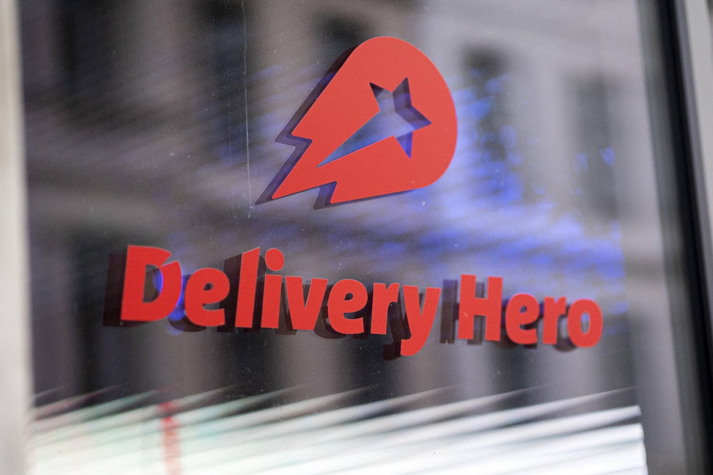 Logo von Delivery Hero an der Firmenzentrale in Berlin