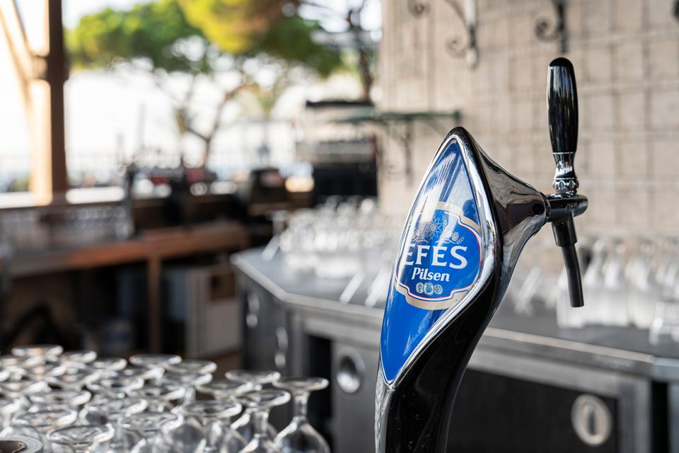 Der weltweite Bierdurst steigt wieder. Die weltweit 40 größten Brauereien erhöhten ihre Produktion 2022 um 4,3 Prozent auf rund 1,67 Milliarden Hektoliter. Das ergab ein Ranking von BarthHaas, dem nach eigenen Angaben weltweit führenden Anbieter von Hopfenprodukten und Dienstleistungen rund um den Hopfen. Der Analyse zufolge lag die türkische Efes Group auf Platz zehn der größten Brauereien. Sie gehörte zu den zwei Verlierern der Top 10. Der Ausstoß lag den Angaben zufolge mit 34 Millionen Hektoliter rund 10,3 Prozent unter dem Ergebnis des Vorjahres.
