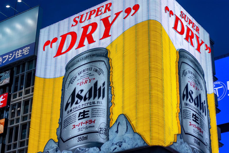 Asahi geht auf eine 1889 gegründete Brauerei in Osaka zurück. Heute gehört die Firmengruppe laut dem Ranking mit einem jährlichen Ausstoß von rund 59 Millionen Hektoliter zu den sieben größten Brauereien weltweit. Allerdings blieb das Unternehmen mit Sitz in Tokio hinter dem branchenweiten Wachstum zurück. Die Produktionsmenge erhöhte sich lediglich um 3,3 Prozent.