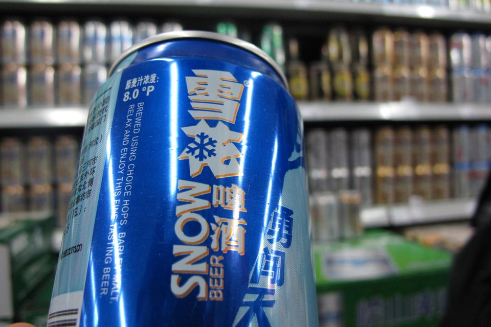 Die größte Brauerei Chinas ist 2022 stark gewachsen. Der Bierausstoß erhöhte sich laut dem Bericht bei China Resources Snow Breweries um 8,9 Prozent auf rund 122 Millionen Hektoliter. Damit war CR Snow außerhalb der Benelux-Länder weltweit die Nummer eins. Denn die oberen zwei Plätze des Rankings gingen an Brauereiriesen aus Westeuropa.