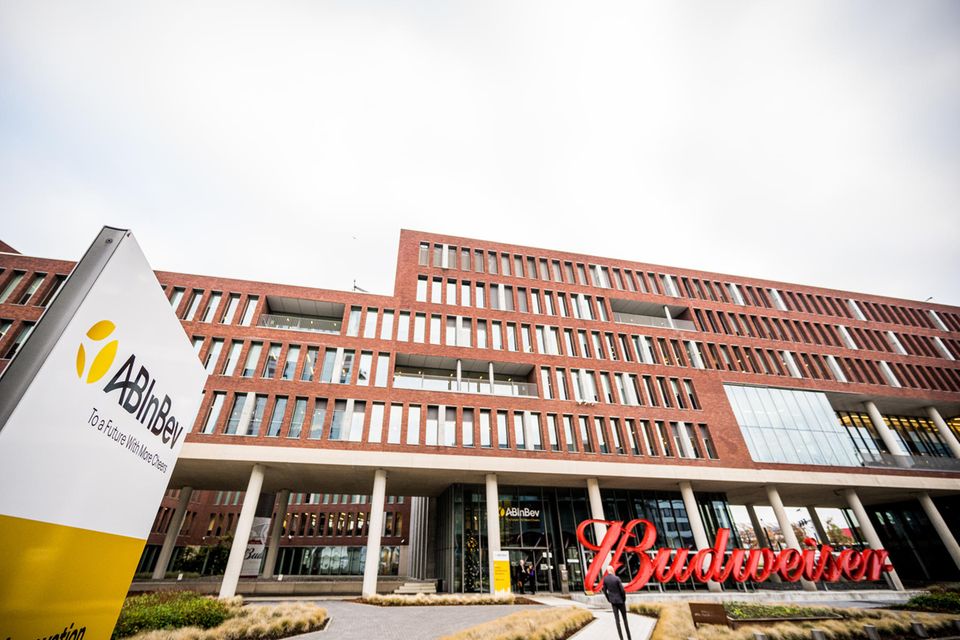 AB InBev konnte 2022 laut dem Bericht zwar lediglich um 1,8 Prozent wachsen. Das aber geschah auf einem enorm hohen Niveau. Der Brauereigigant aus Belgien kam demnach auf ein Jahresergebnis von 518 Millionen Hektoliter Bier. Das war mehr als der kombinierte Ausstoß der Nummer zwei, drei und vier des Rankings. Die größte Brauerei aus Deutschland war laut den Top 40 die Radeberger Gruppe. Sie kam den Angaben zufolge wie im Vorjahr auf 10,2 Millionen Hektoliter Bier.