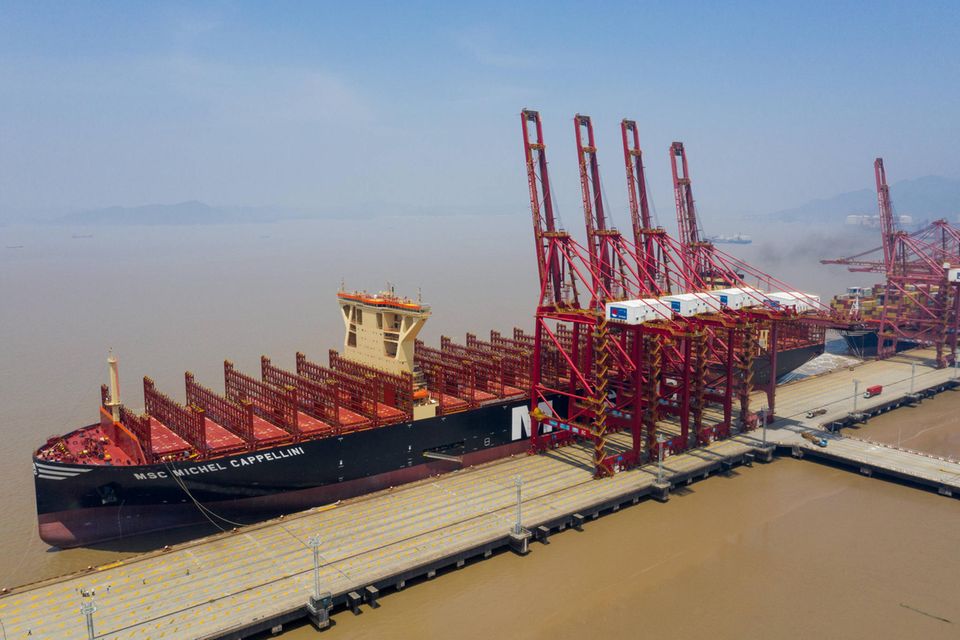 Leeres Containerschiff im Hafen von Ningbo. Der chinesische Außenhandel schwächelt – auch, weil sich globale Lieferketten verändern