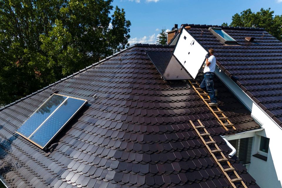 Montage einer Photovoltaikanlage auf dem Dach eines Wohnhauses