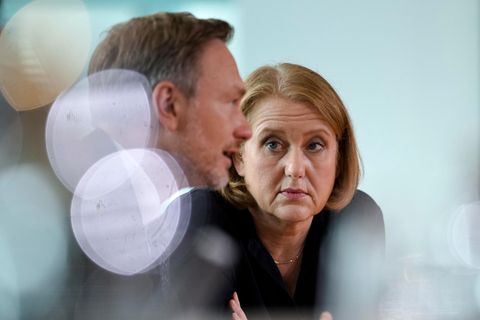 Bundesfinanzminister Christian Lindner spricht mit Bundesfamilienministerin Lisa Paus