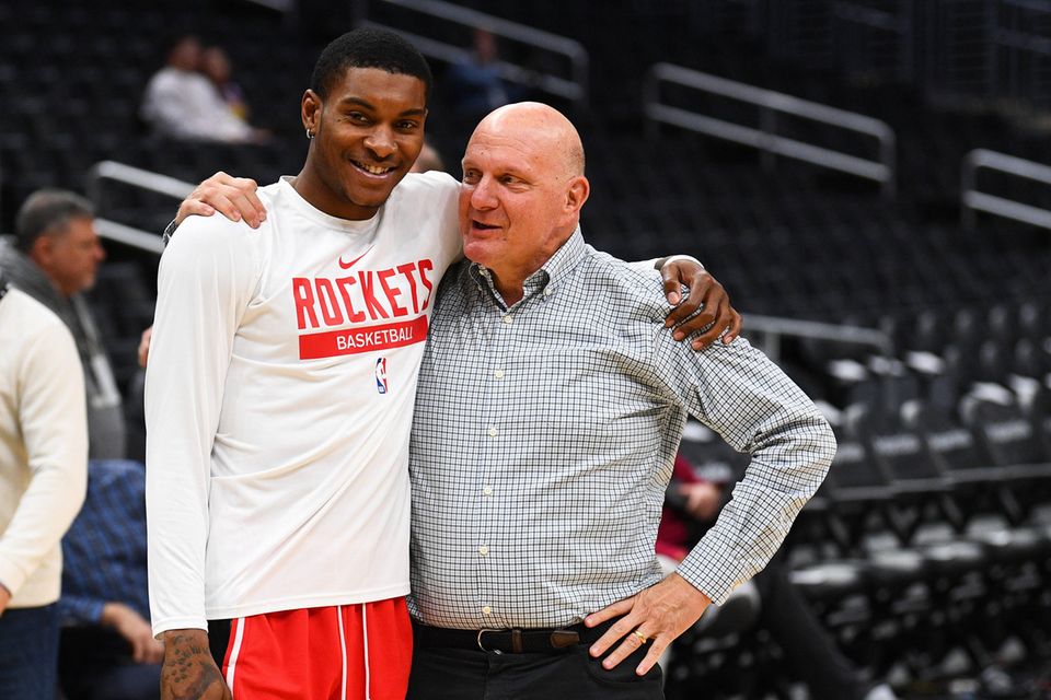 Steve Ballmer hat sein gewaltiges Microsoft-Vermögen unter anderem in die Los Angeles Clippers investiert. Der ehemalige CEO des Softwarekonzerns kaufte das Basketballteam 2014 für 2 Mrd. Dollar. Dieselbe Summe steckte er – ganz nach dem Vorbild von Robert Kraft bei den New England Patriots – in eine neue Spielstätte.