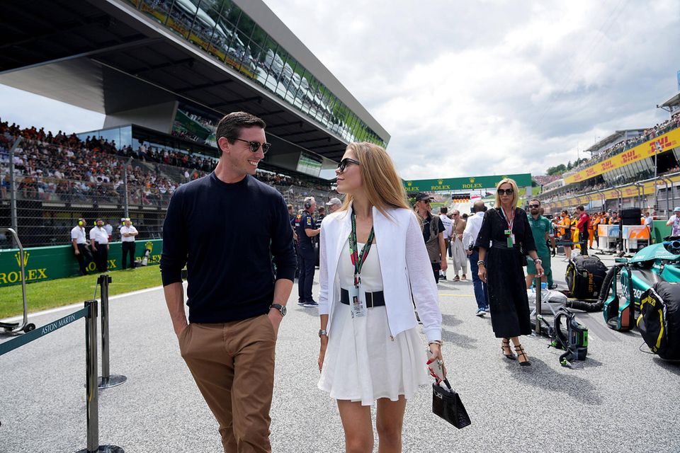 Eines der erfolgreichsten Crossover aus Wirtschaft in den Spitzensport gelang in Europa Dietrich Mateschitz mit Red Bull. Der Energy-Drink-Hersteller ist im Fußball (u.a. RB Leizpig, RB Salzburg, New York Red Bulls), der Formel 1 (Red Bull Racing, Scuderia AlphaTauri) erfolgreich. Nach dem Tod des Mitgründers erbte sein Sohn Mark den Angaben zufolge 49 Prozent von Red Bull, plus Anteile an den genannten Sportteams. Der Österreicher debütierte mit 34,7 Mrd. Dollar auf Platz 37 des „Forbes“-Rankings. Mateschitz wurde 1992 geboren und ist damit der mit Abstand jüngste Vertreter auf dieser Liste, die von Vertretern der Generation 70-plus dominiert wird.