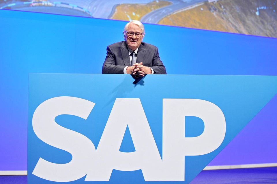 Hasso Plattner kann aktuell als einziger Deutscher im Ranking der 20 reichsten Sportteam-Besitzer von „Forbes“ mitspielen. Der Mitgründer von SAP landete im diesjährigen Milliardärs-Ranking des US-Magazins mit umgerechnet 8,6 Mrd. Dollar auf Platz 232. Das reichte für Platz 19 auf der Sportteam-Bestenliste. Der IBM-Veteran übernahm 2010 die Mehrheit an den San Jose Sharks. Der Eishockey-Fan war 1993 während einer Geschäftsreise nach Kalifornien auf die Mannschaft aufmerksam geworden. Die Sharks liegen laut „Forbes“ mit einem Markenwert von geschätzt 740 Mio. Dollar in der nordamerikanischen Eishockey-Liga NHL auf Platz 25.