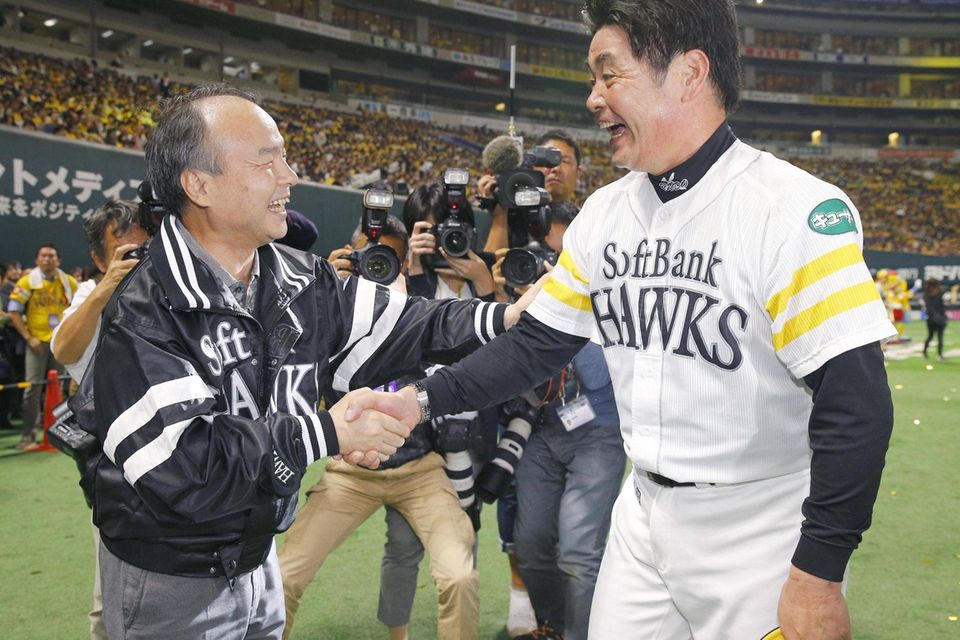 14 der laut „Forbes“ 20 reichsten Sportteam-Besitzer stammen aus den USA. Japan ist mit  dem Investor Masayoshi Son (Platz 69, 22,4 Mrd. Dollar) vertreten, den Gründer der Softbank Group. 2005 kaufte Softbank ein 1938 gegründetes Baseballteam. Die Fukuoka Softbank Hawks gelten als eines der erfolgreichsten und vermögendsten Sport-Franchises in diesem Teil Asiens. Son war auch Mitbesitzer des US-Fußballclubs Inter Miami CF, der Heimat von Superstar Lionel Messi. Son veräußerte seine Anteile jedoch 2021.